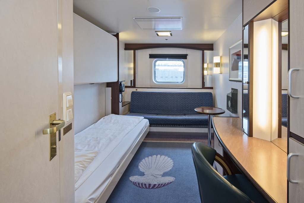 Hurtigruten MS Polarlys Polar Outside middle deck for 3 travellers.jpg